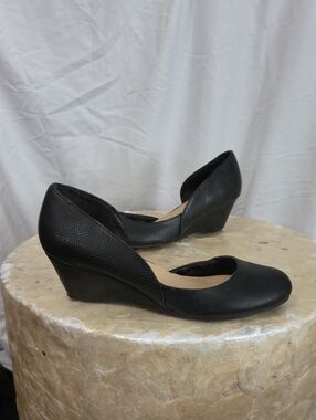 me Too Classic Black Women's Wedge Pump
